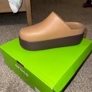 Dylan Platform Clogs Size 6